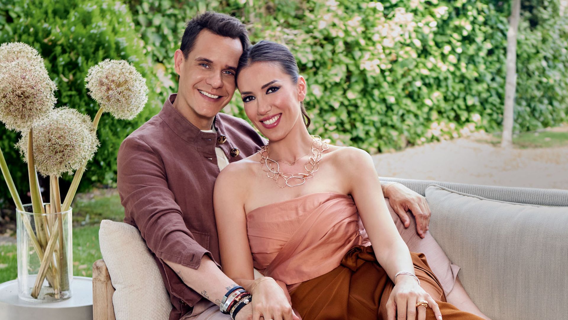 Patricia Pardo y Christian Gálvez sentados, muy cariñosos, en un sofá