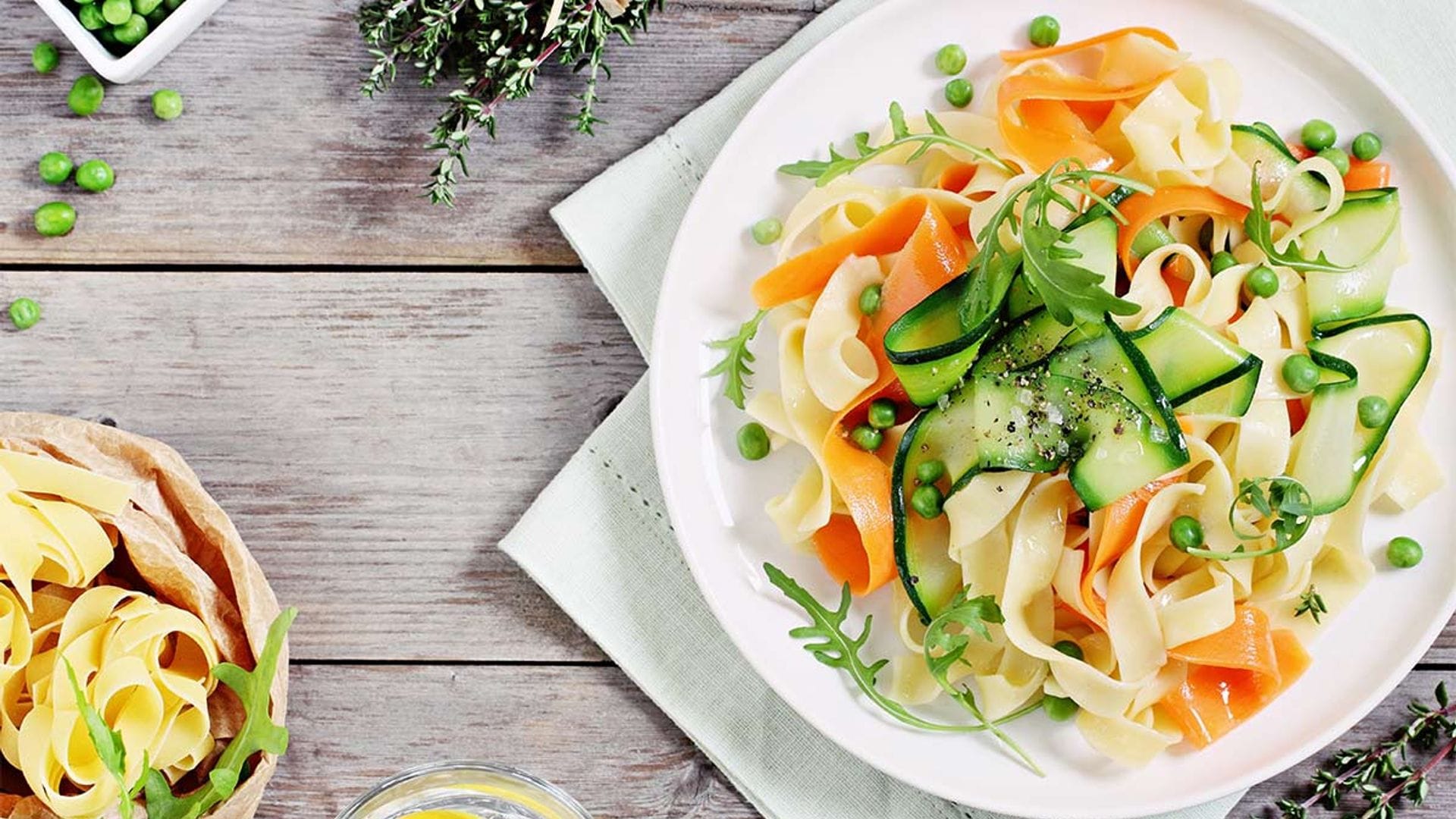 Ensalada de tiras de calabacín con pasta y zanahoria