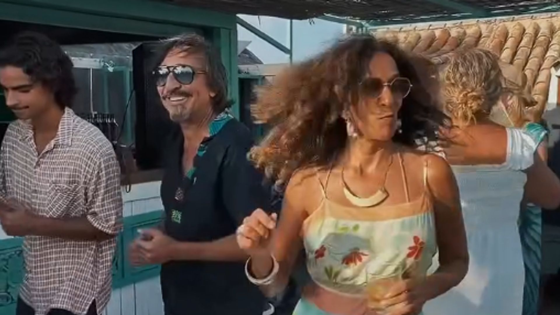 La familia Flores y los Carmona se arrancan por flamenco: mucho arte, baile y risas en una celebración por un hito profesional