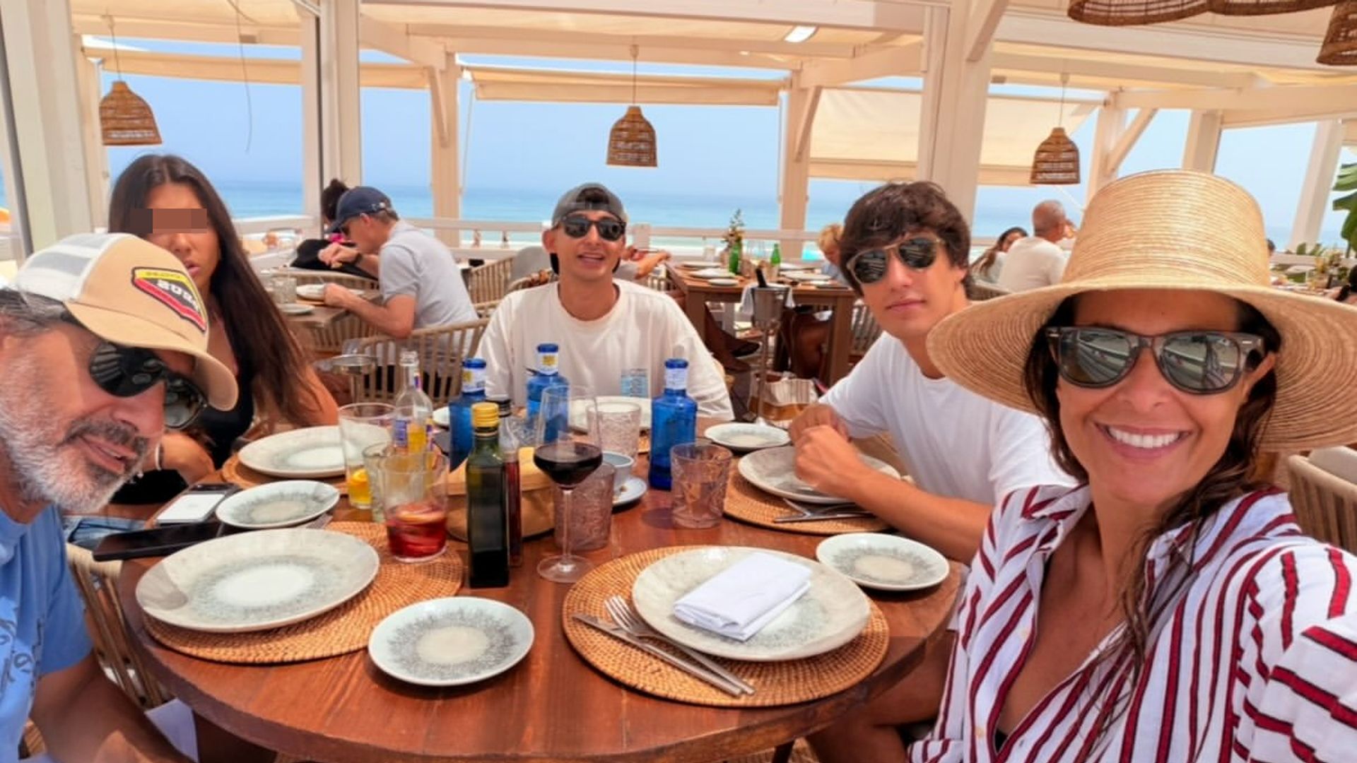 Nuria Roca y Juan del Val han puesto el broche final a sus vacaciones de verano en Sancti Petri, un destino al que regresan cada año junto a sus hijos
