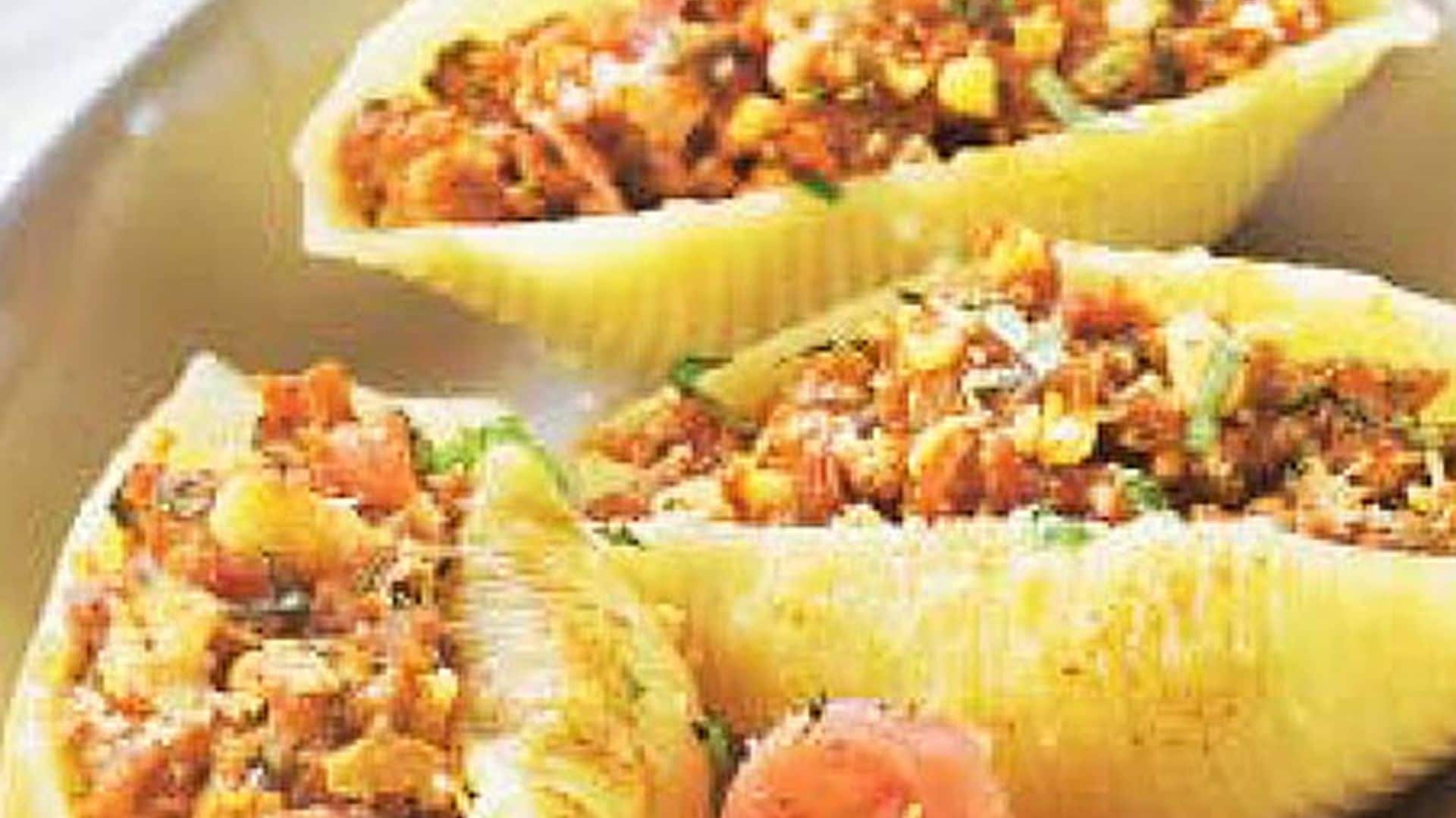 Conchas de pasta rellenas de jamón serrano