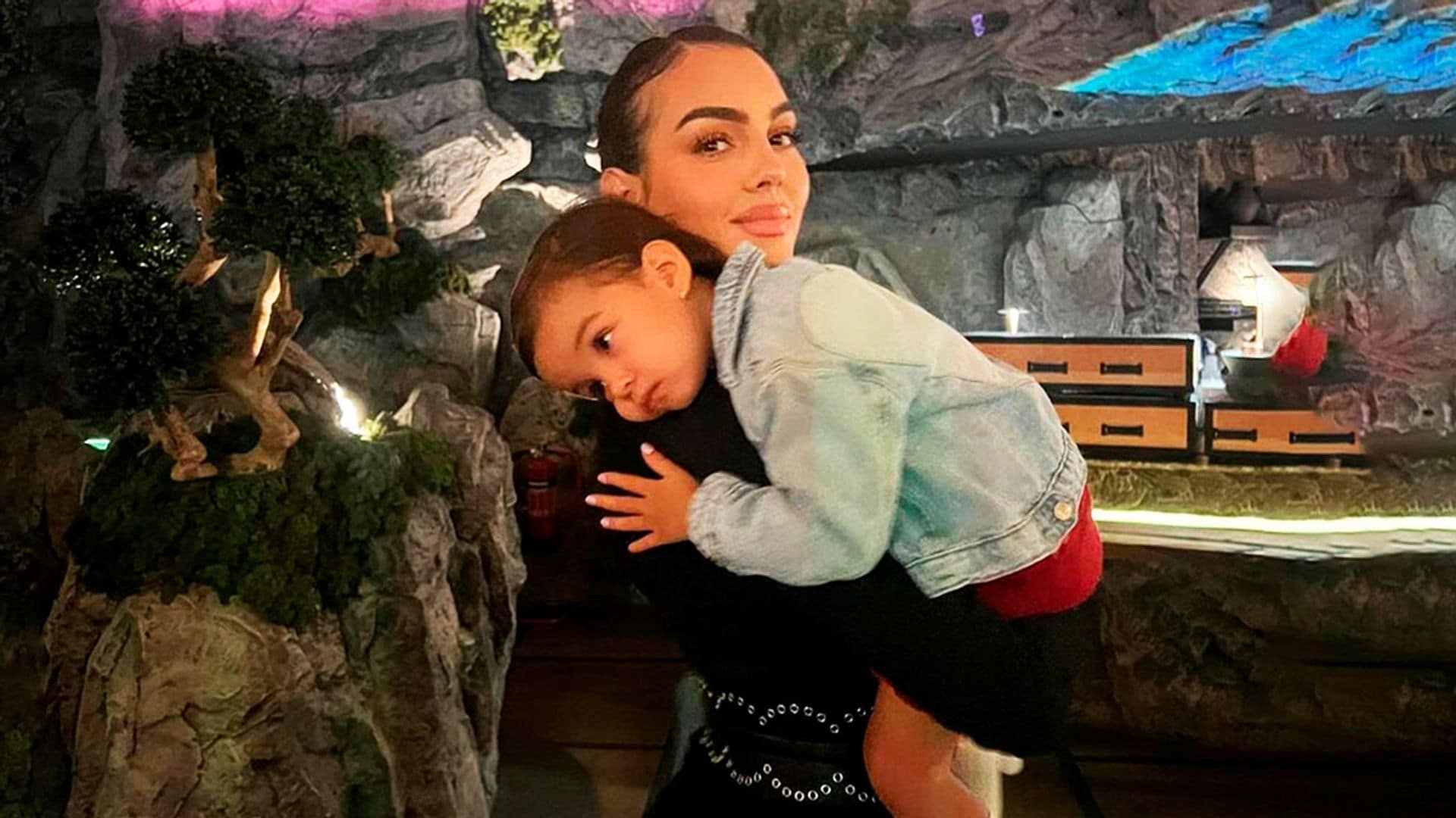 Así ha sido la emotiva visita de Georgina y cuatro de sus niños al santuario de la Virgen de Fátima