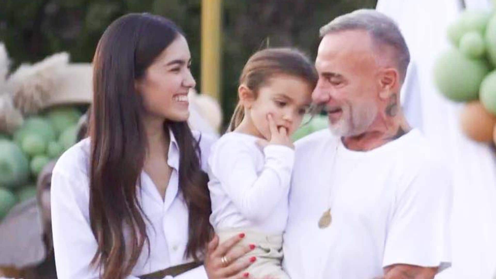 Sharon Fonseca y Gianluca con su hija Blu.