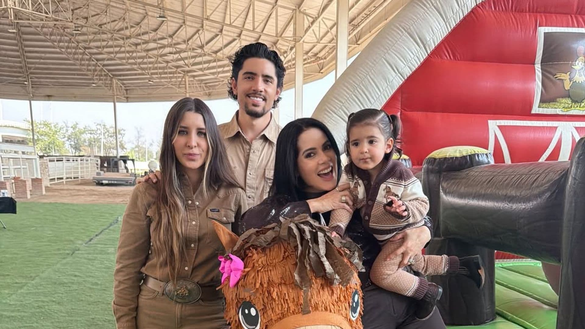 Alex Fernández y Alexia Hernández celebran los 2 años de su hija Nirvana en 'Los Tres Potrillos'