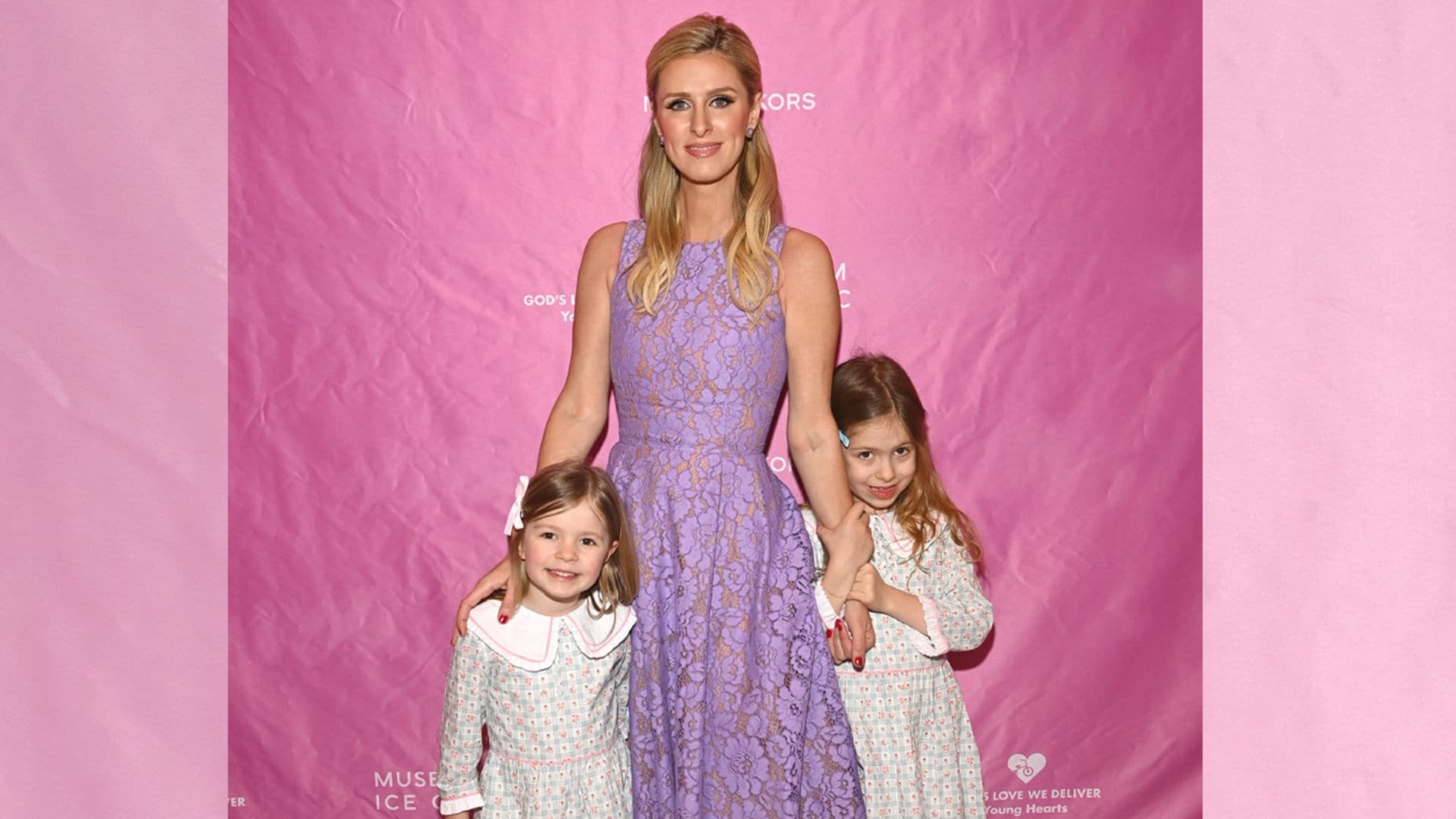 Las hijas de Nicky Hilton debutan en público con su madre