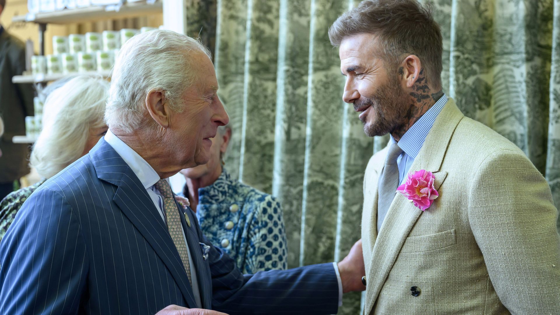 Carlos III y David Beckham se reencuentran después de que los Sussex se metieran en el conflicto entre Brooklyn y su familia