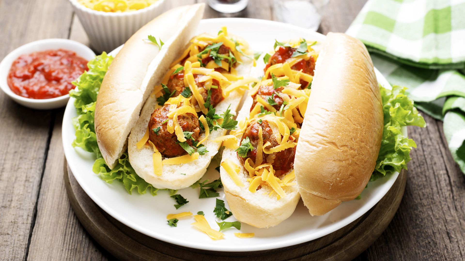 ¡Príngate las manos y disfruta con estos bocadillos de albóndigas!