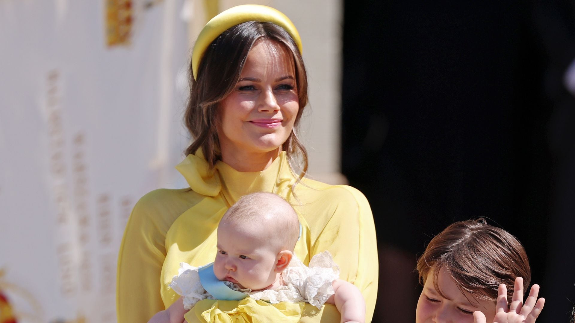 ​​​Sofia de Suecia desaf​ía la mala suerte vestida de amar​illo