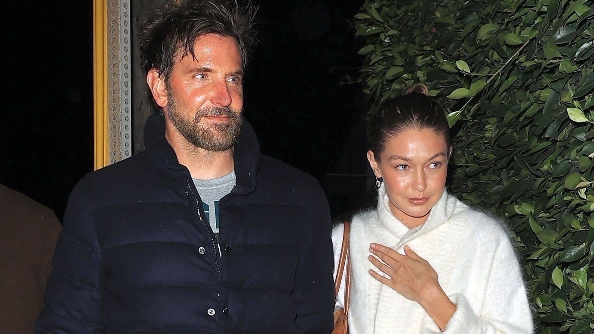 Gigi Hadid y Bradley Cooper paseando por California