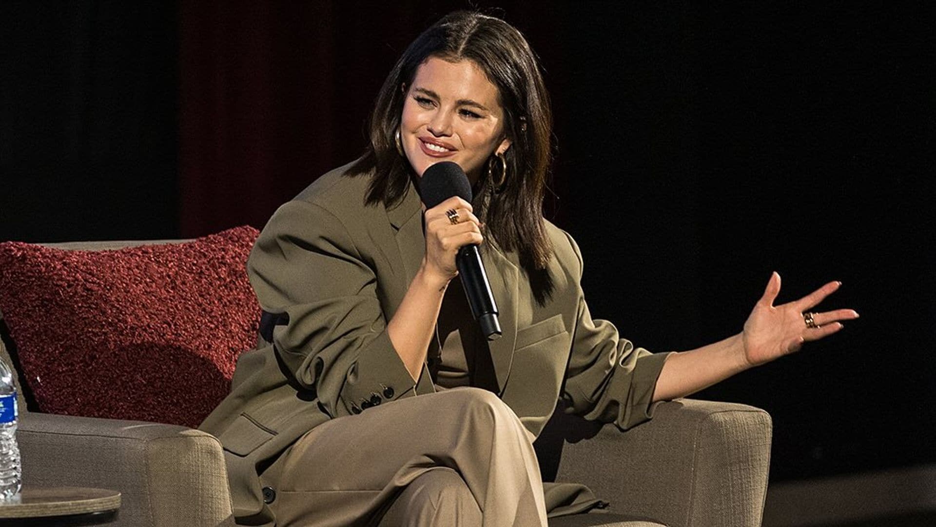 Selena Gómez se convierte en profesora universitaria por un día con el traje de chaqueta perfecto