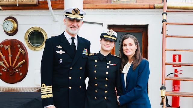 Los reyes y la princesa Leonor en la salida de Elcano