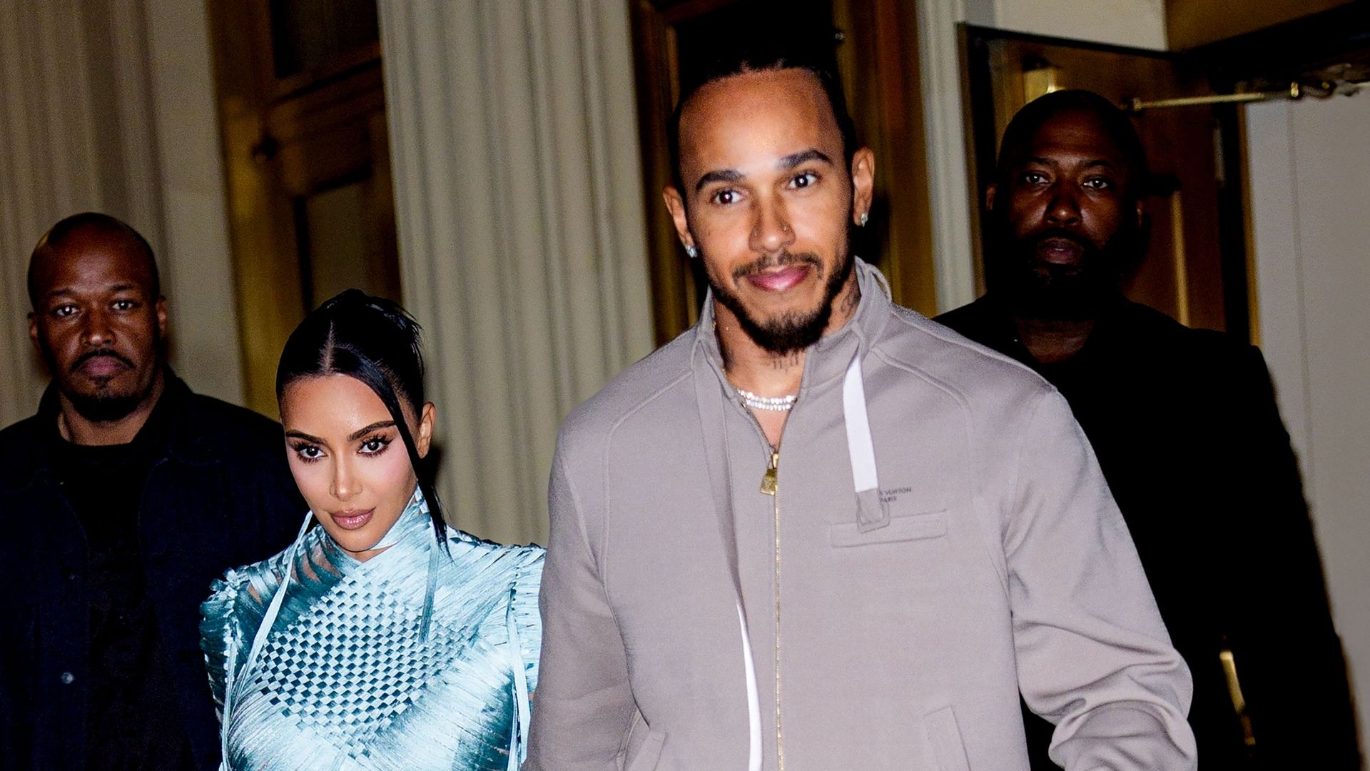  Kim Kardashian y Lewis Hamilton siendo captados mientras pasean por Nueva York