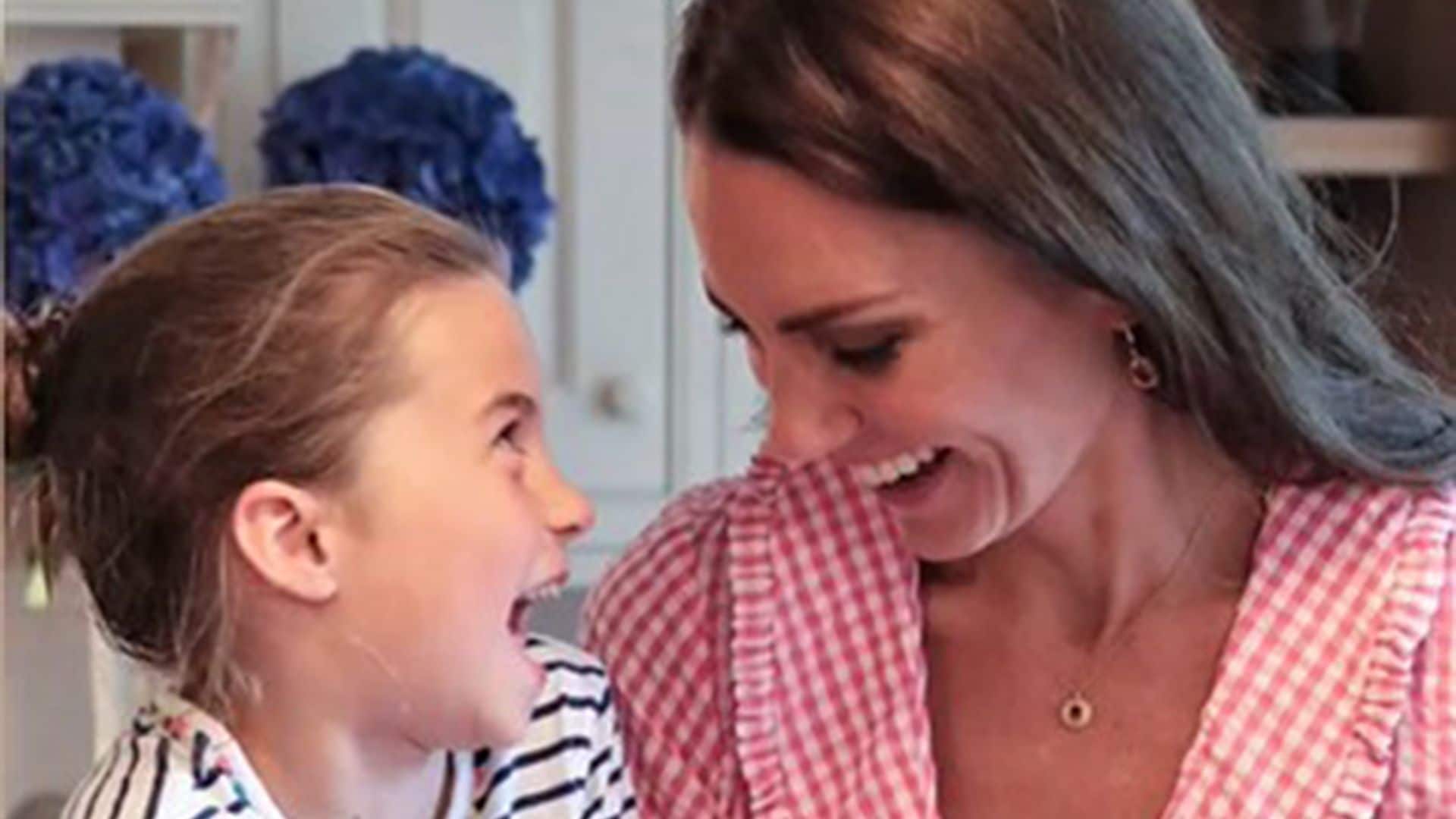 La 'chef' Charlotte, junto a su madre y sus hermanos, pone su granito de arena en los tributos a la Reina