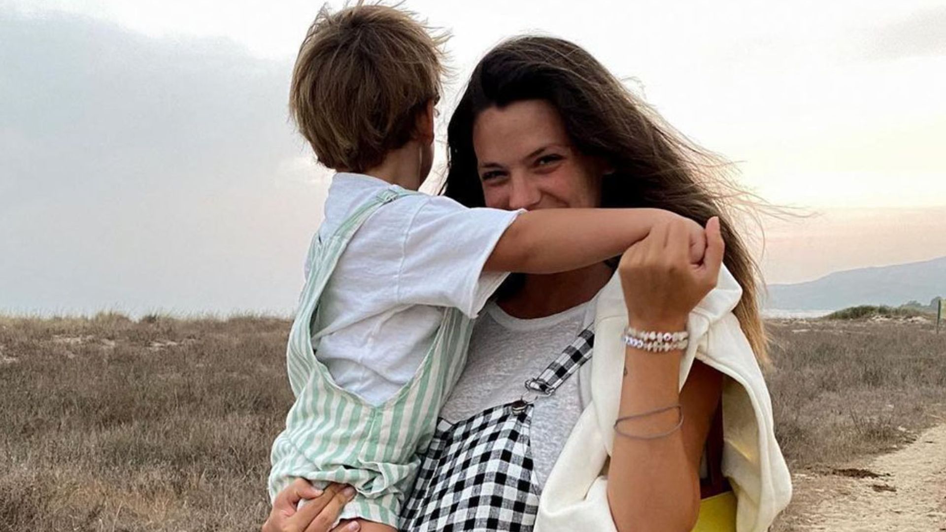 Matías, hijo de Laura M. Flores, ejerce encantado de hermano mayor paseando al pequeño Benjamín