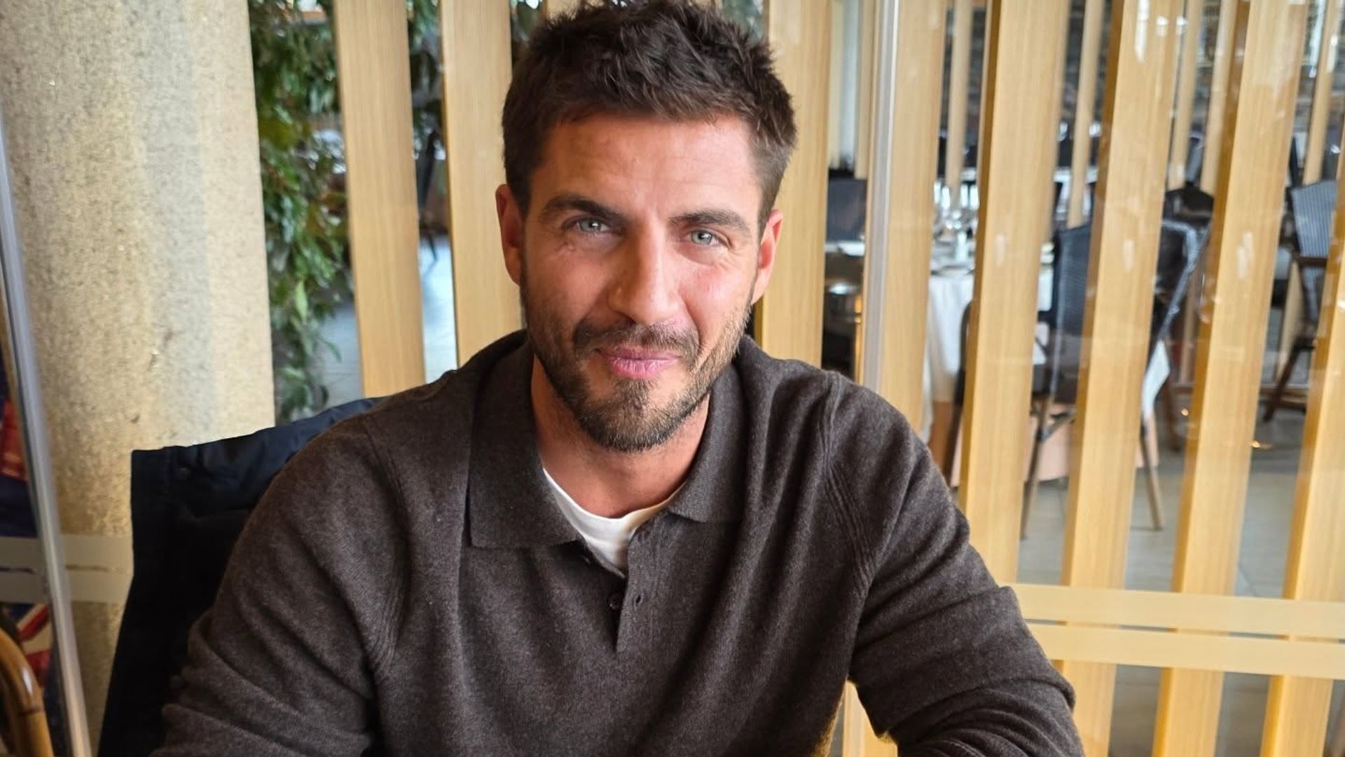 La reflexión de Maxi Iglesias en su mejor momento profesional: "A todos nos iría mejor si no juzgáramos tanto"