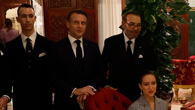 Plano medio de Lalla Khadija, Mohamed VI y Moulay Hassan en un acto con el presidente Emmanuel Macron