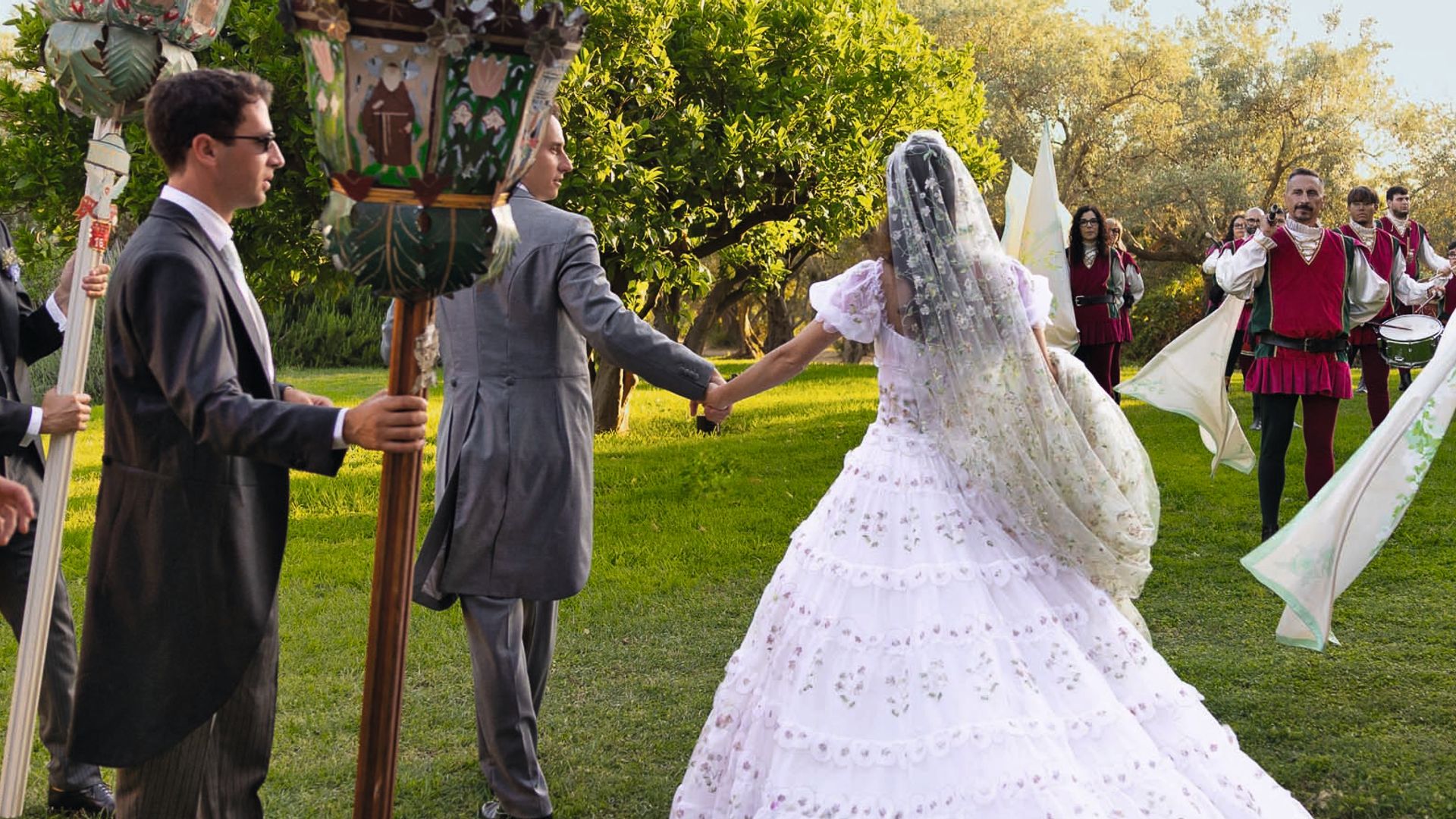 La boda se celebró en el "Feudo del Castelluccio", propiedad de la familia de la novia, donde los recién casados dieron su paseo nupcial acompañados por los tradicionales "cili" sicilianos y banderizos con el escudo familiar