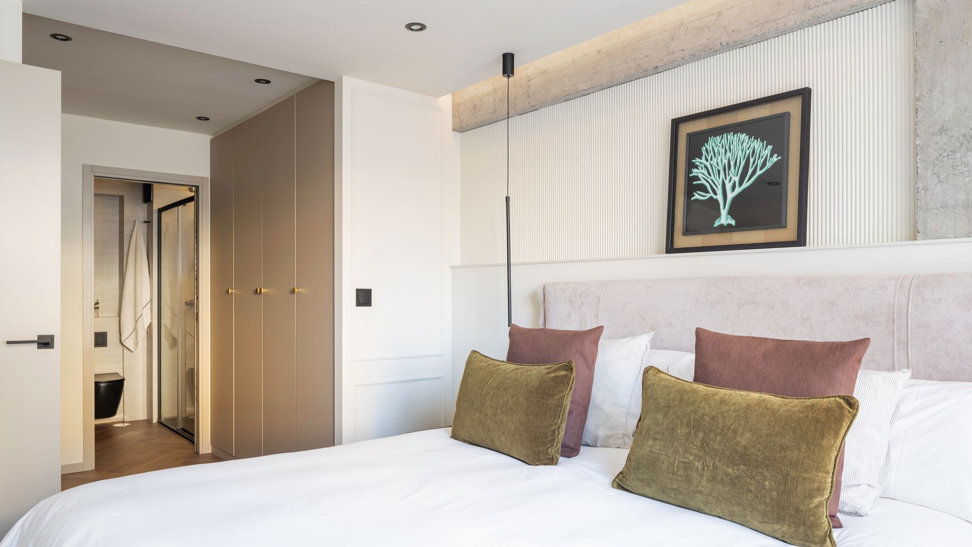 Dormitorio con vestidor y baño integrado