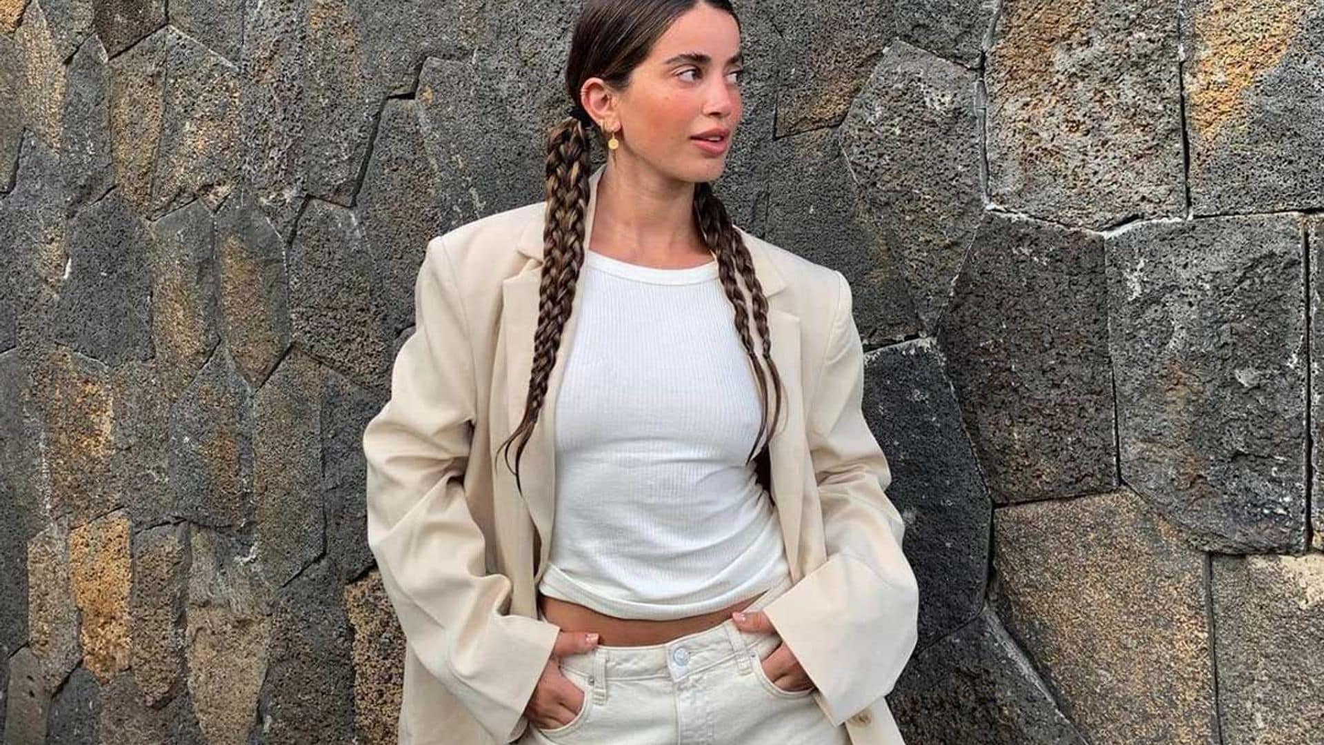 Coleta con trenzas, el peinado rápido para días de sol funciona en chicas de pelo liso y rizado
