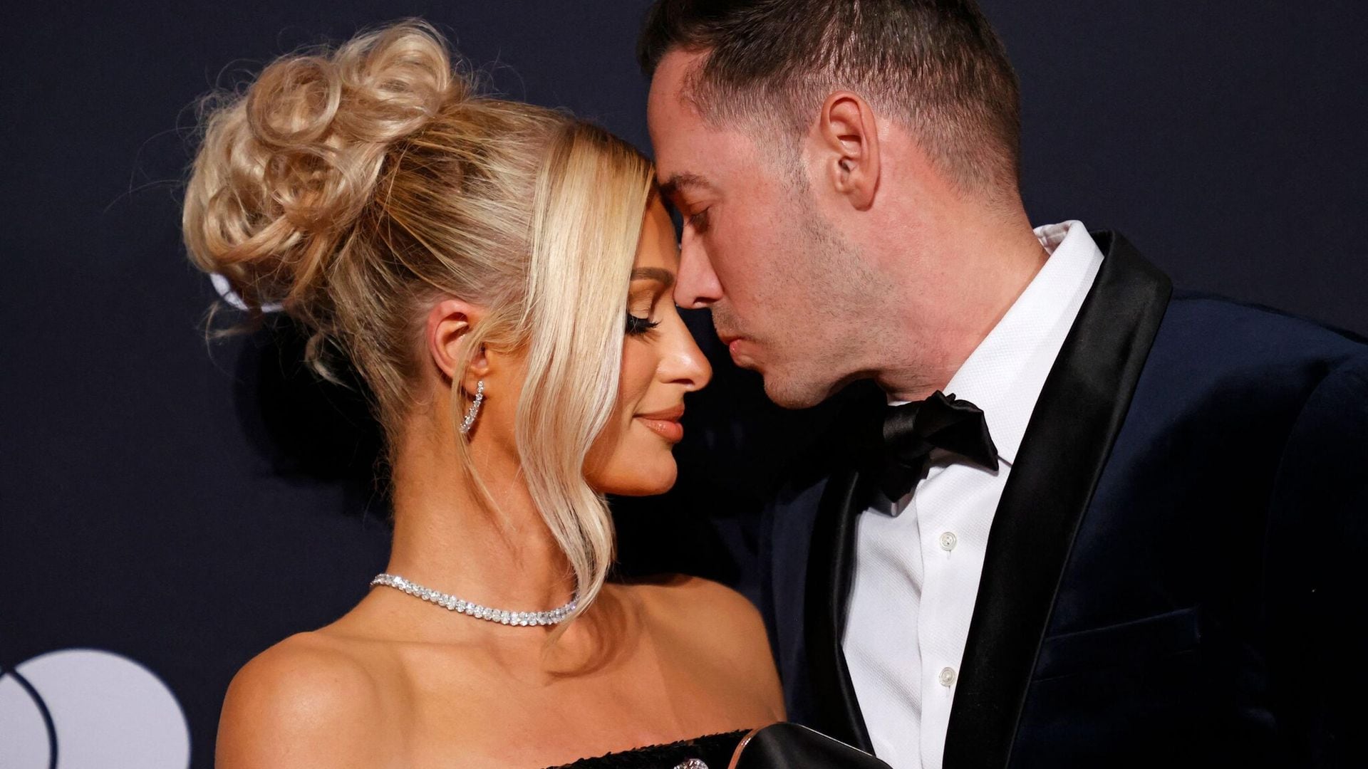 Con una tierna foto, Paris Hilton presenta a su bebé, Phoenix Barron