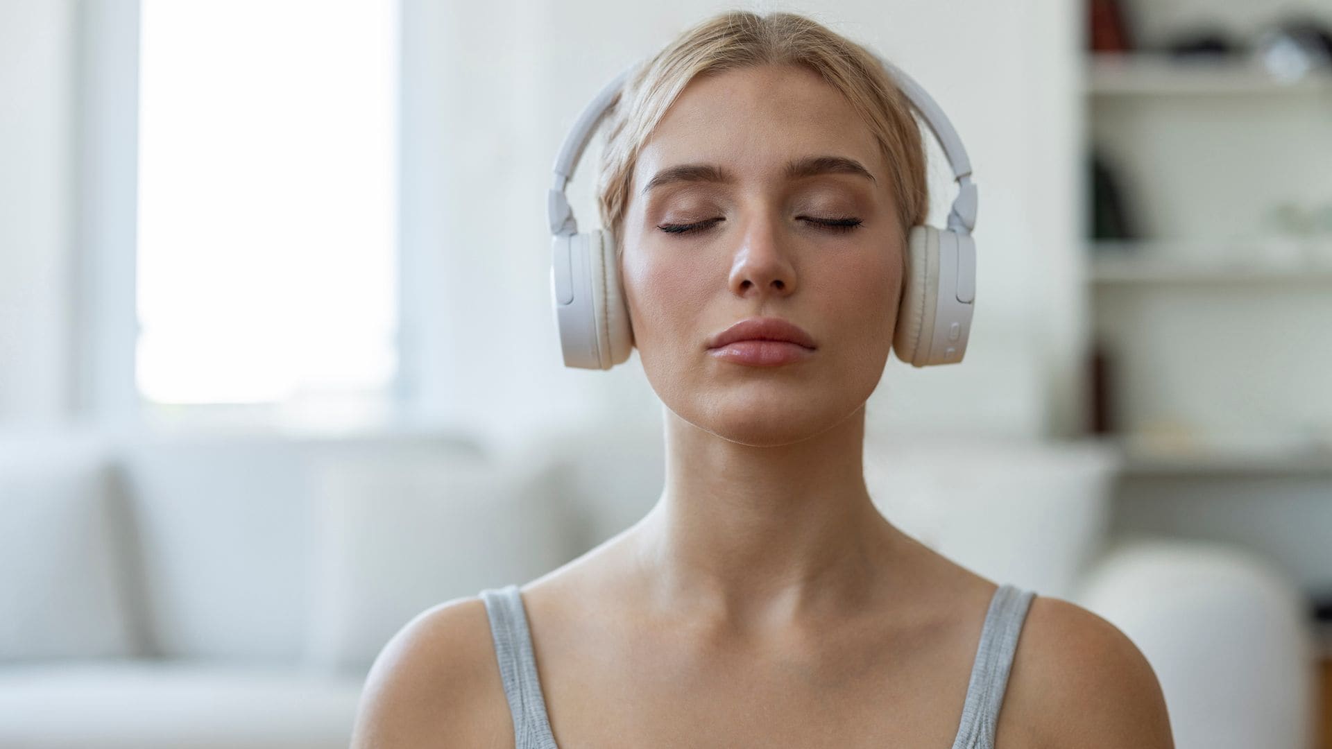 Mujer respirando escuchando meditacion con auriculares 