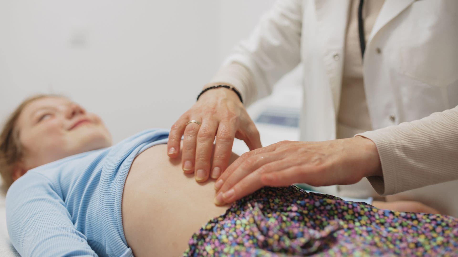 Niña en la consulta del pediatra