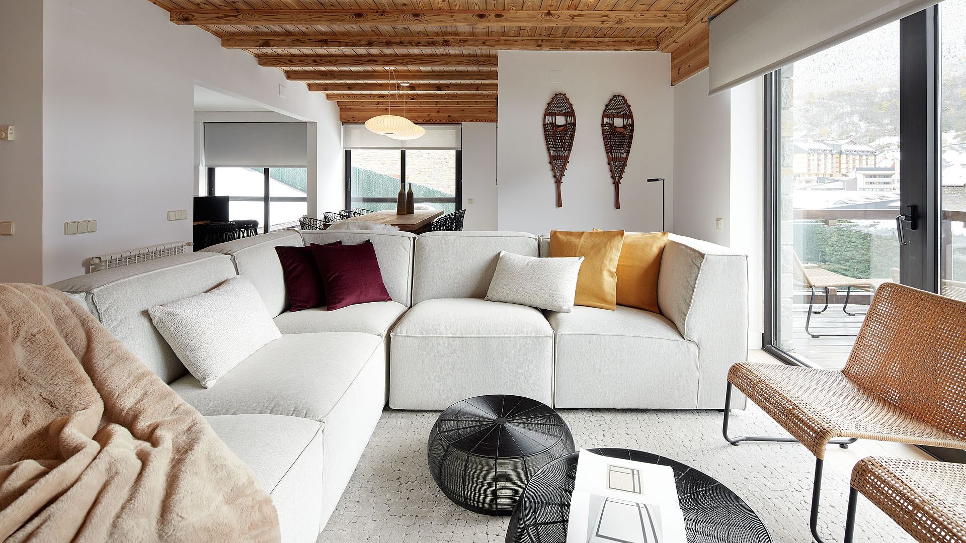 Salón decorado en tonos neutros