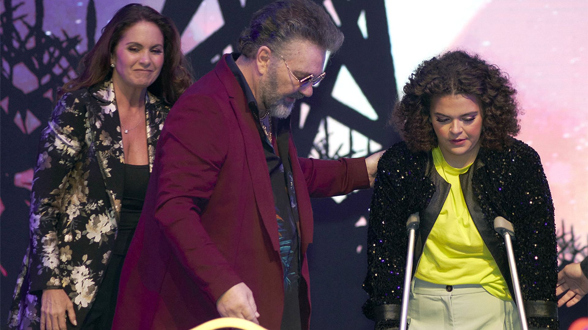 La actriz y cantante mexicana Lucero Mijares, de 18 años, muestra su recuperación tras actuar durante un mes con una escayola