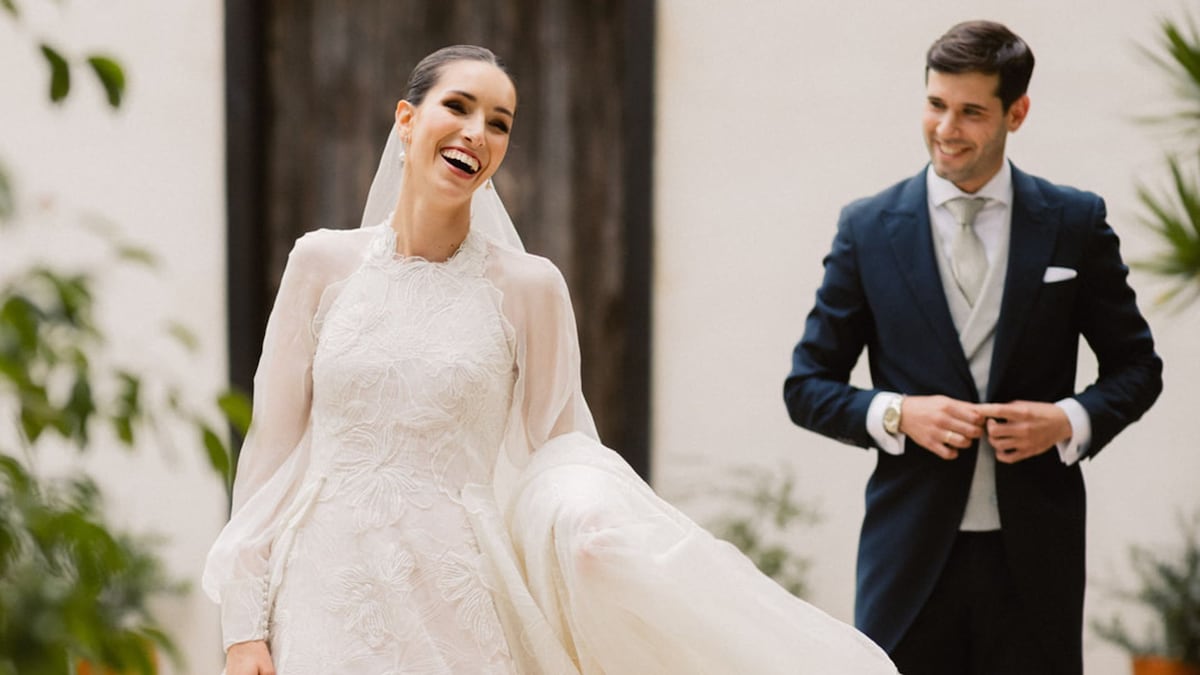 La boda en Murcia de Elena: un vestido de novia con bordados de alta costura y un ramo de ranúnculos