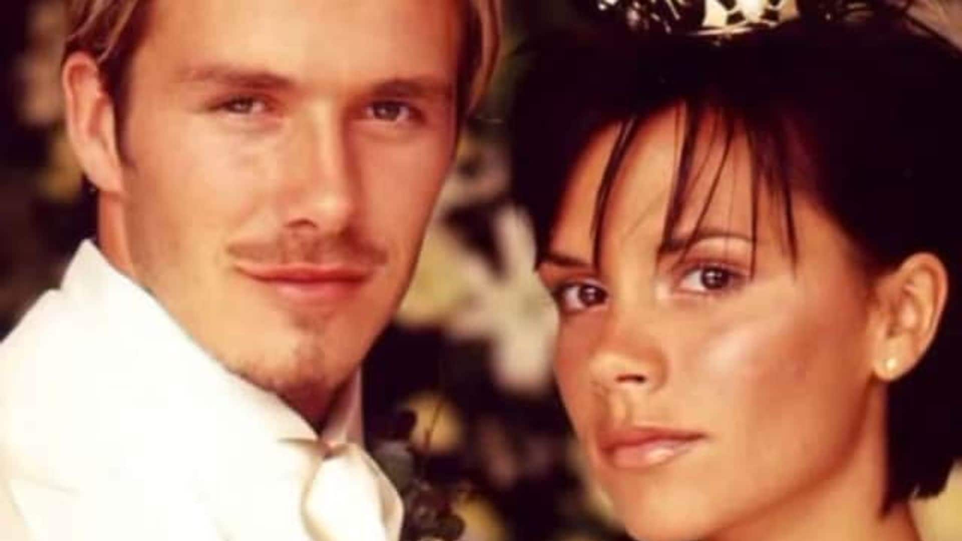 Recordamos los looks nupciales de Victoria Beckham: una corona de oro y dos impactantes vestidos que hoy no llevaría