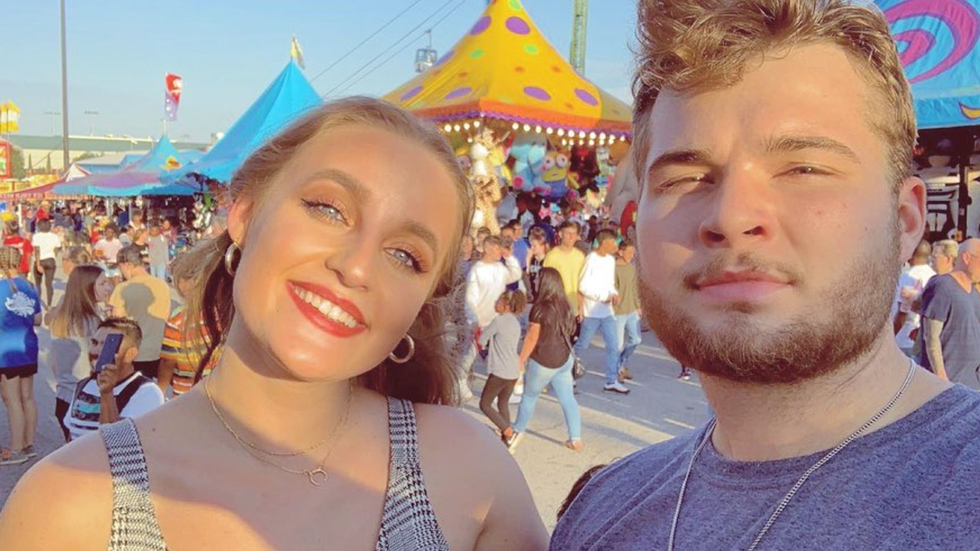 Plano medio de Sandra Pérez posando con su novio en una feria
