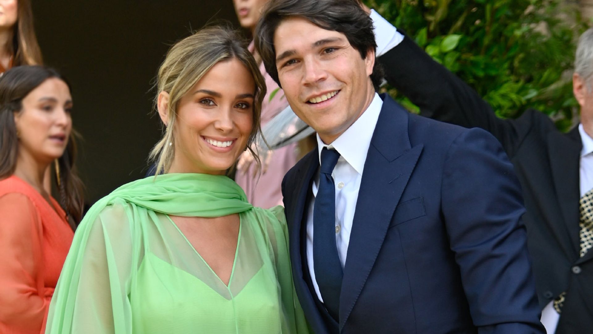 Los looks de María y Marta Pombo en la boda de su hermana: tejidos ligeros y mangas especiales