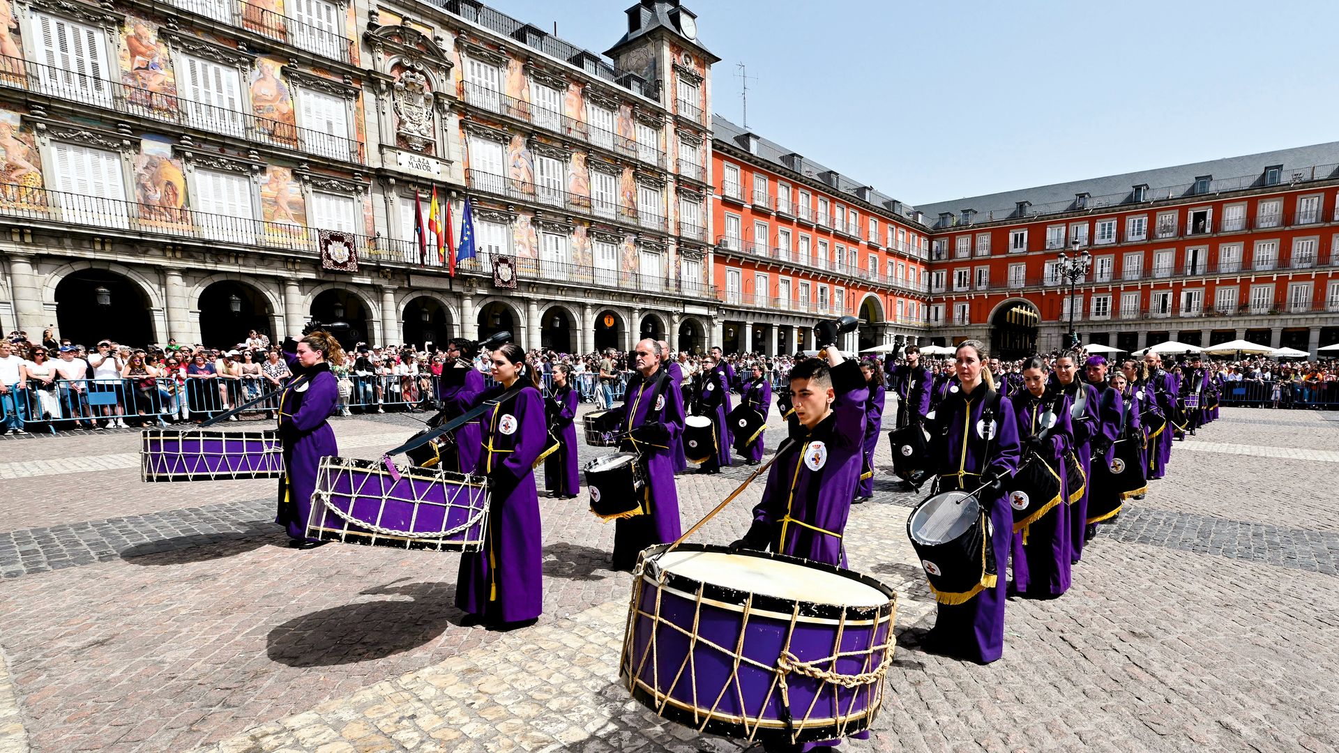 Real e Ilustre Congregación de Nuestra Señora de la Soledad y Desamparo. La emocionante tamborrada del Domingo de Resurrección, en la Plaza Mayor, pone fin a la Semana Santa.