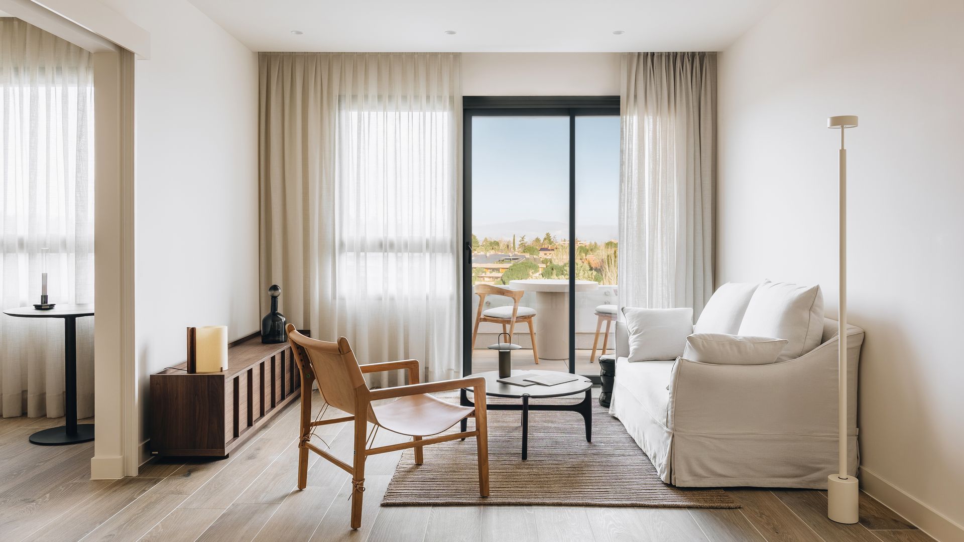 Salón de una de las estancias de Cando Living en La Moraleja