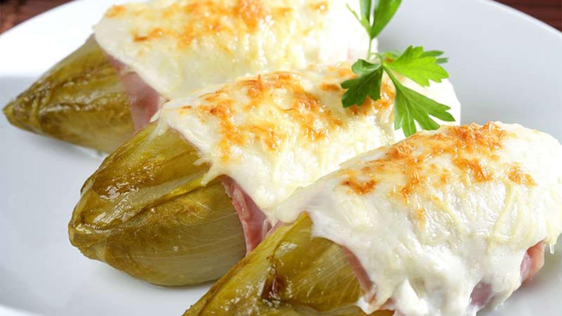 Endivias braseadas y gratinadas con salsa 'Soubise'