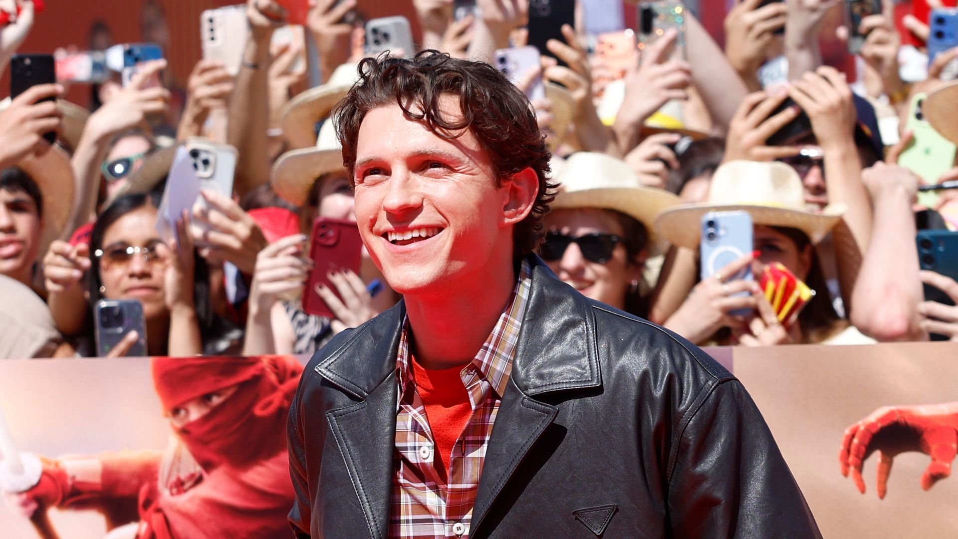 Tom Holland desata la locura en la Plaza de Colón de Madrid con un inesperado mensaje sobre España