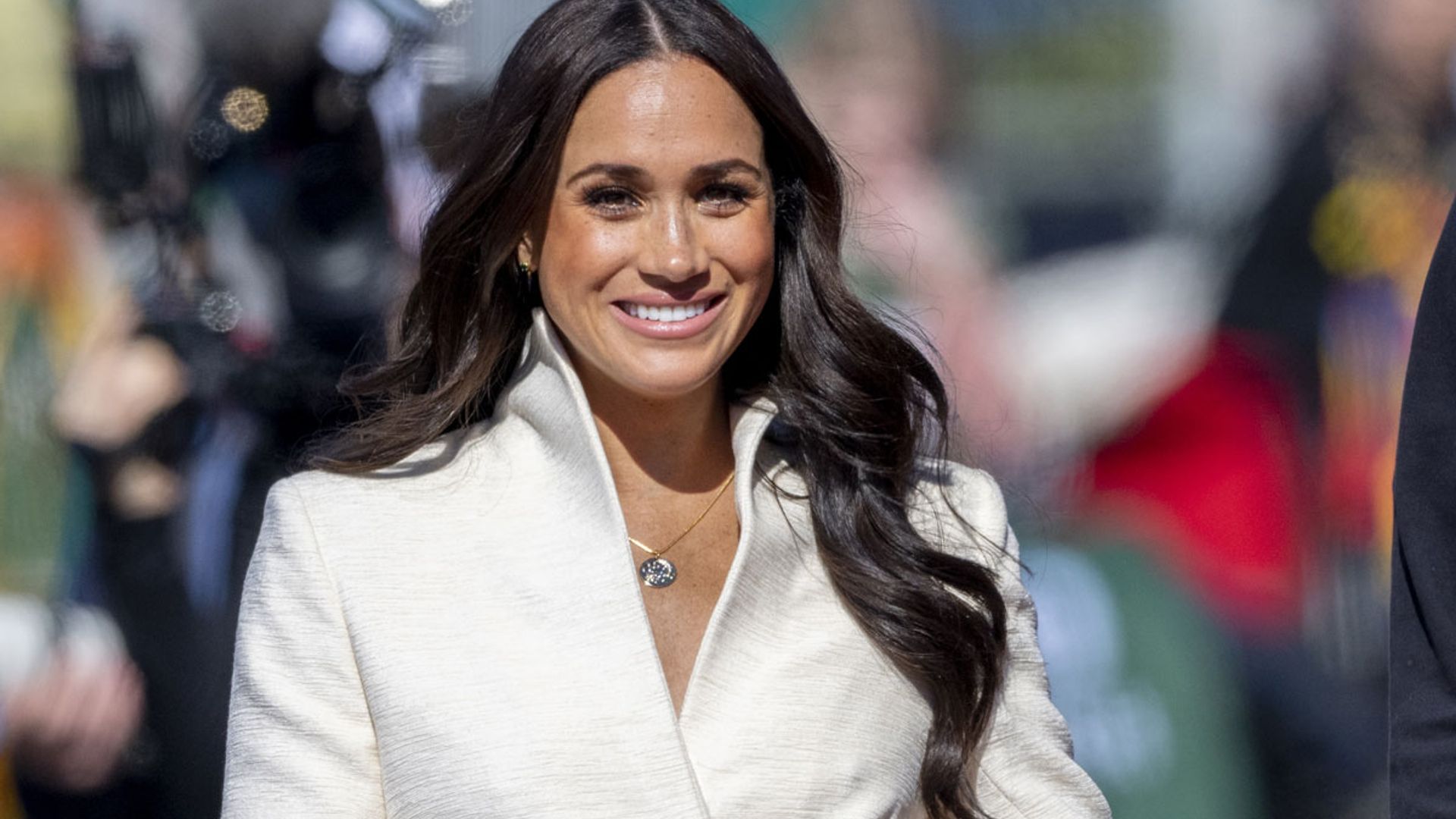 El maratón de estilo de Meghan Markle con impresionantes joyas y la influencia de Kate