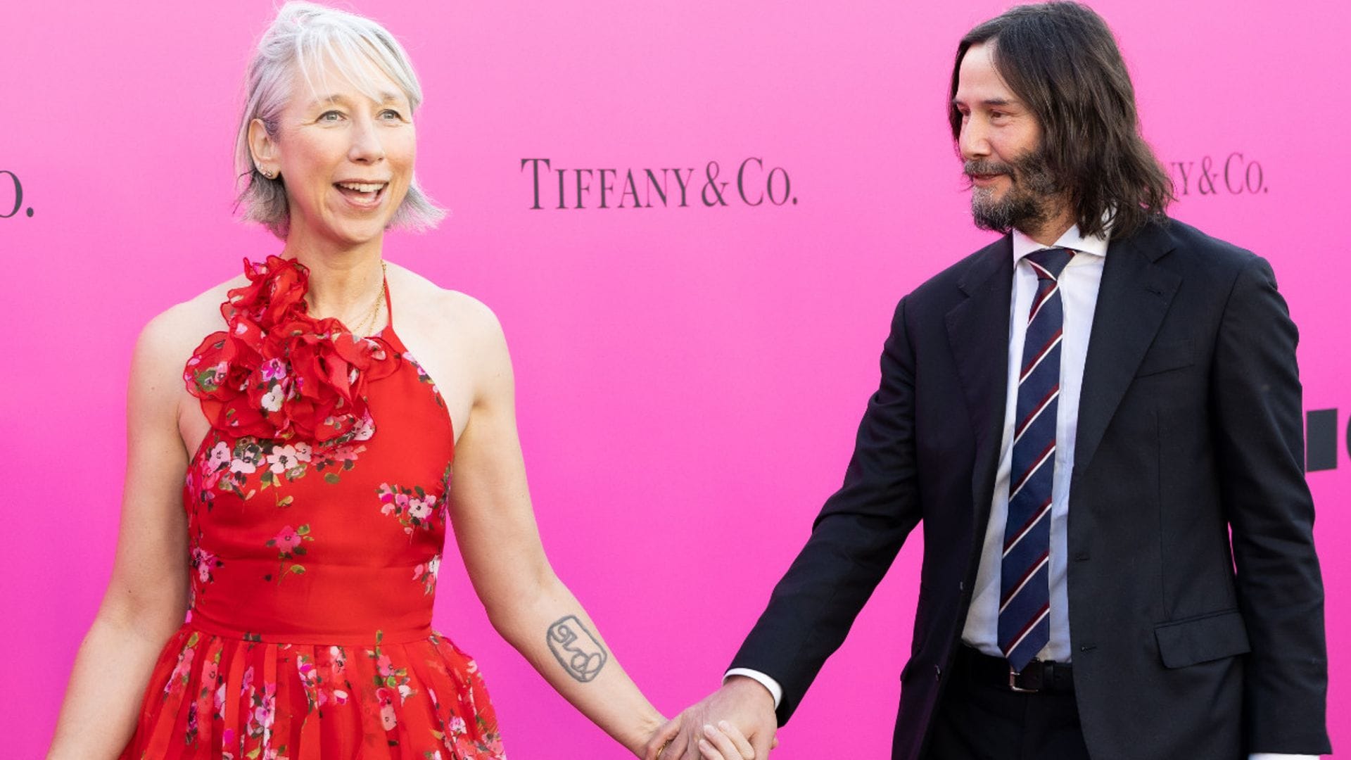 Besos, risas y miradas cómplices... Las imágenes más románticas de Keanu Reeves y Alexandra Grant