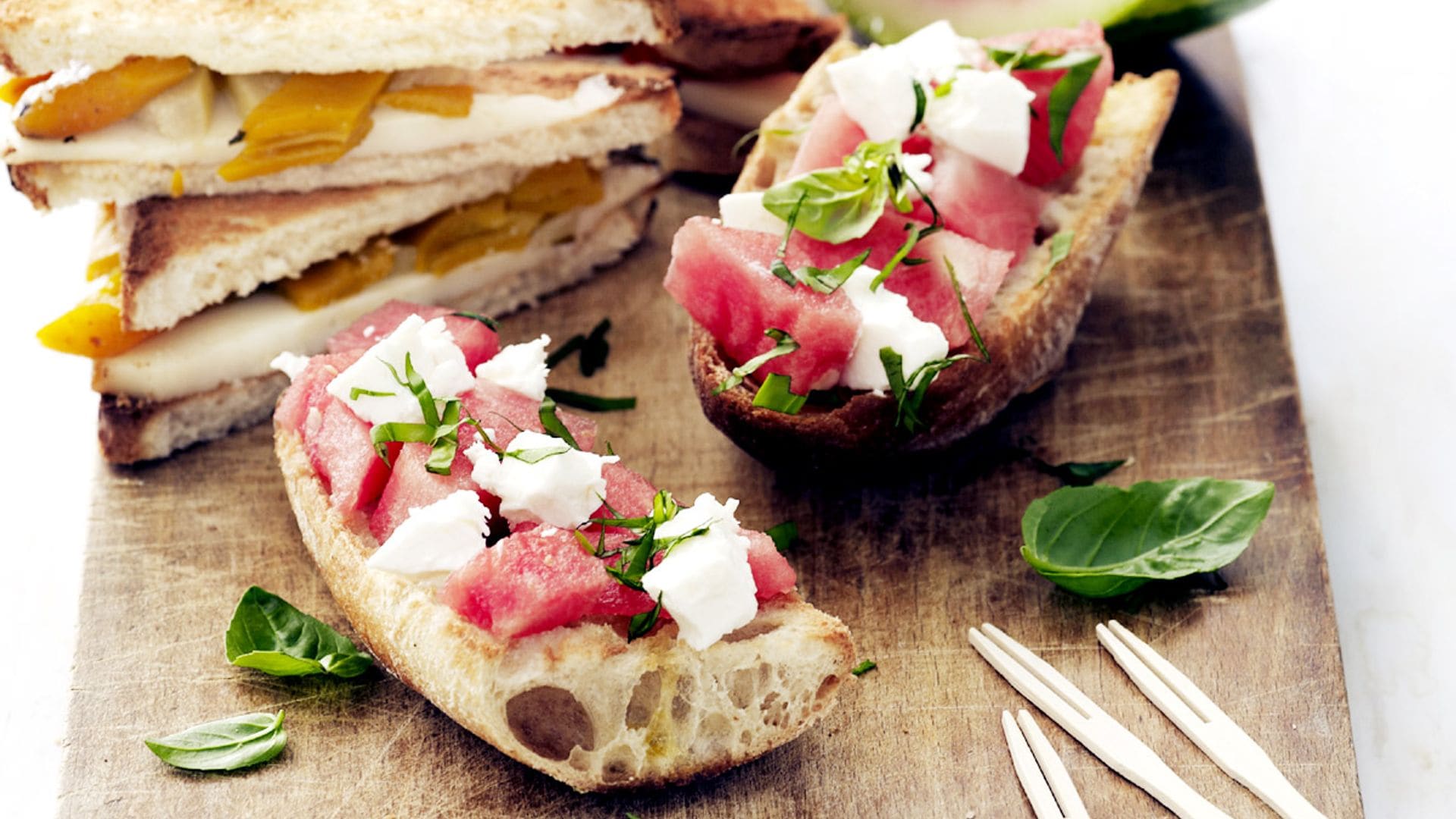 Tostas de sandía y queso feta