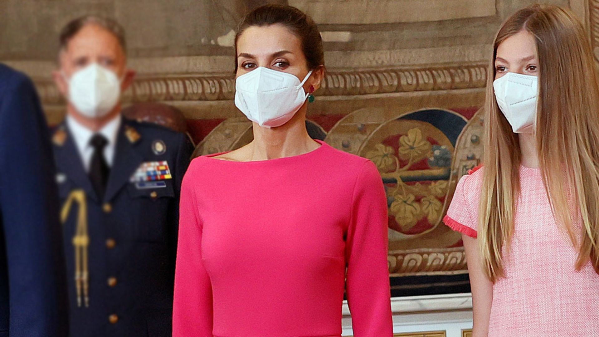 La Reina impacta con un vestido exclusivo en fucsia y estrena diseñador
