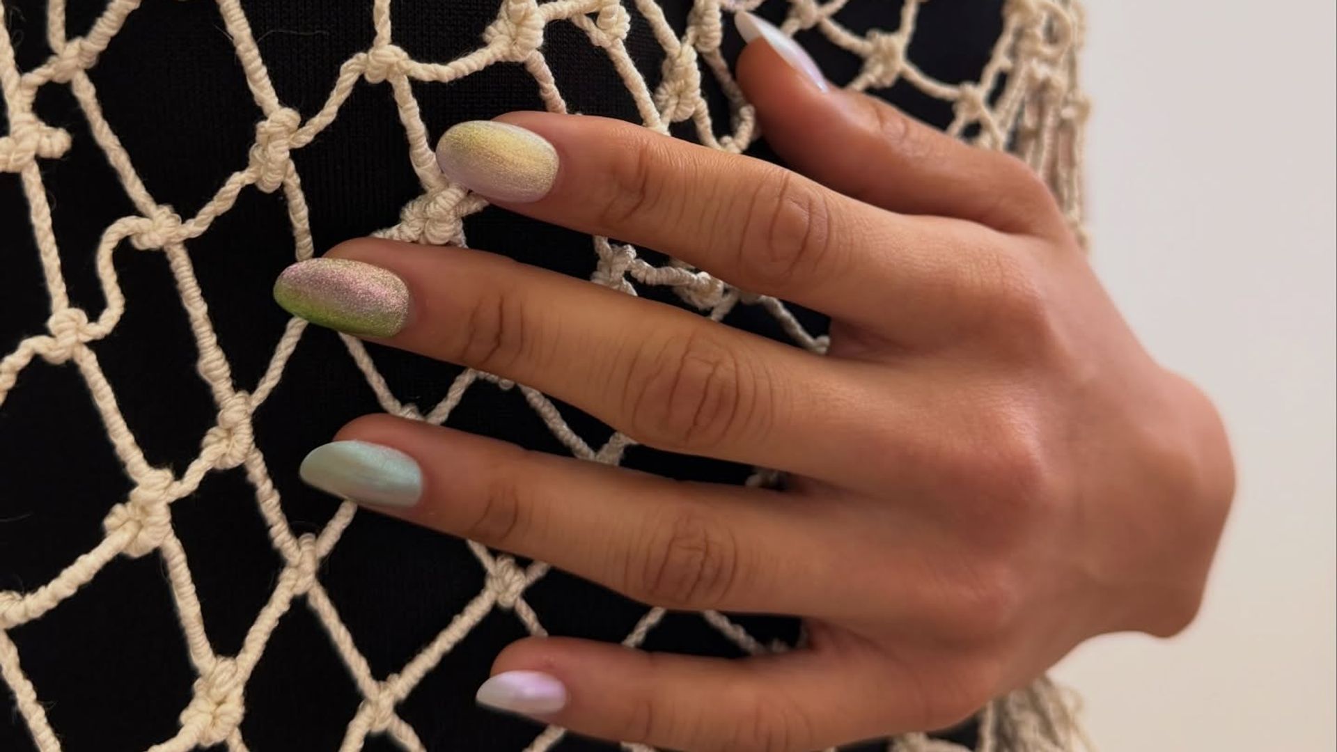 'Rainbow fish nails': la manicura inspirada en el mar se convierte en la tendencia del verano 2026