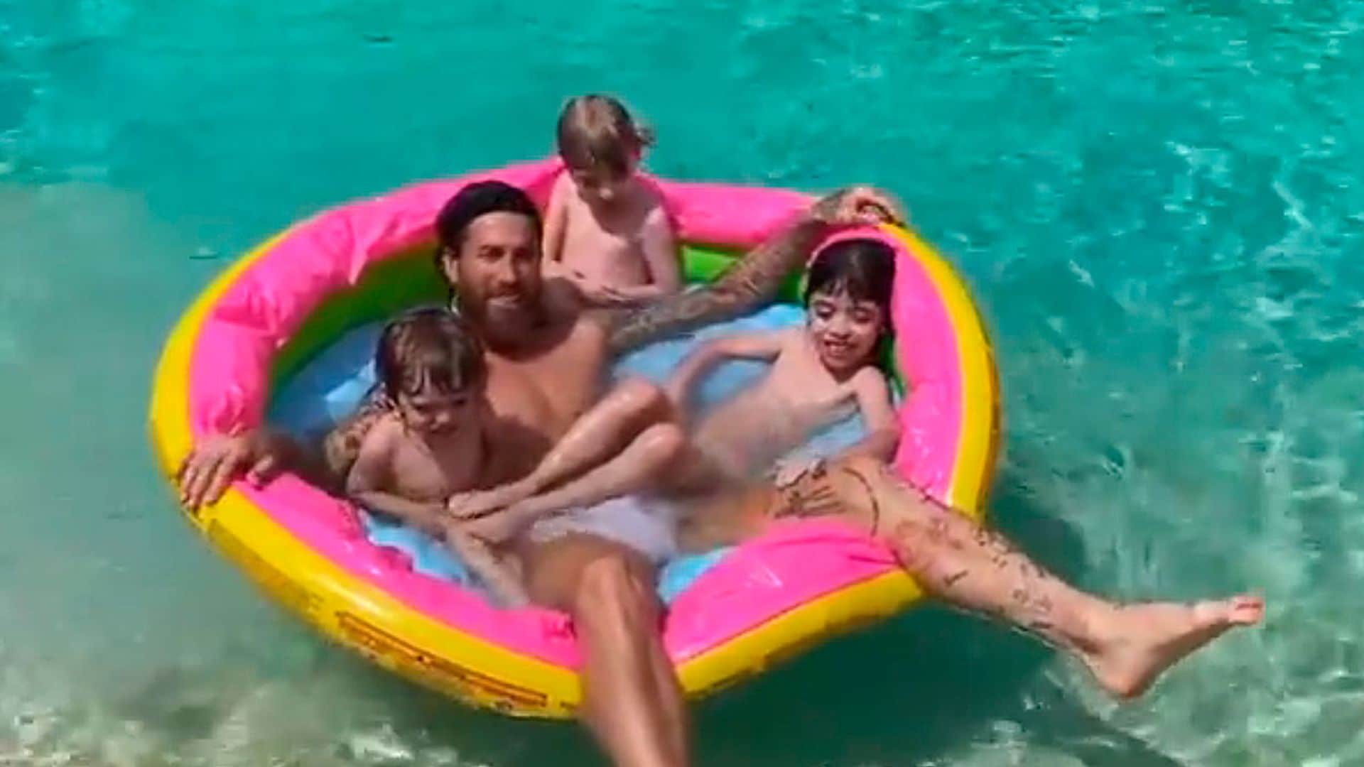 ¡Al agua, patos! Sergio Ramos disfruta de un chapuzón con sus hijos