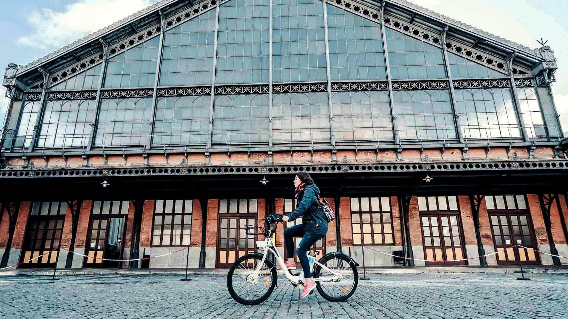 Chica montando en bici de bicimad en la Estación de Delicias de Madrid Museo del Ferrocarril