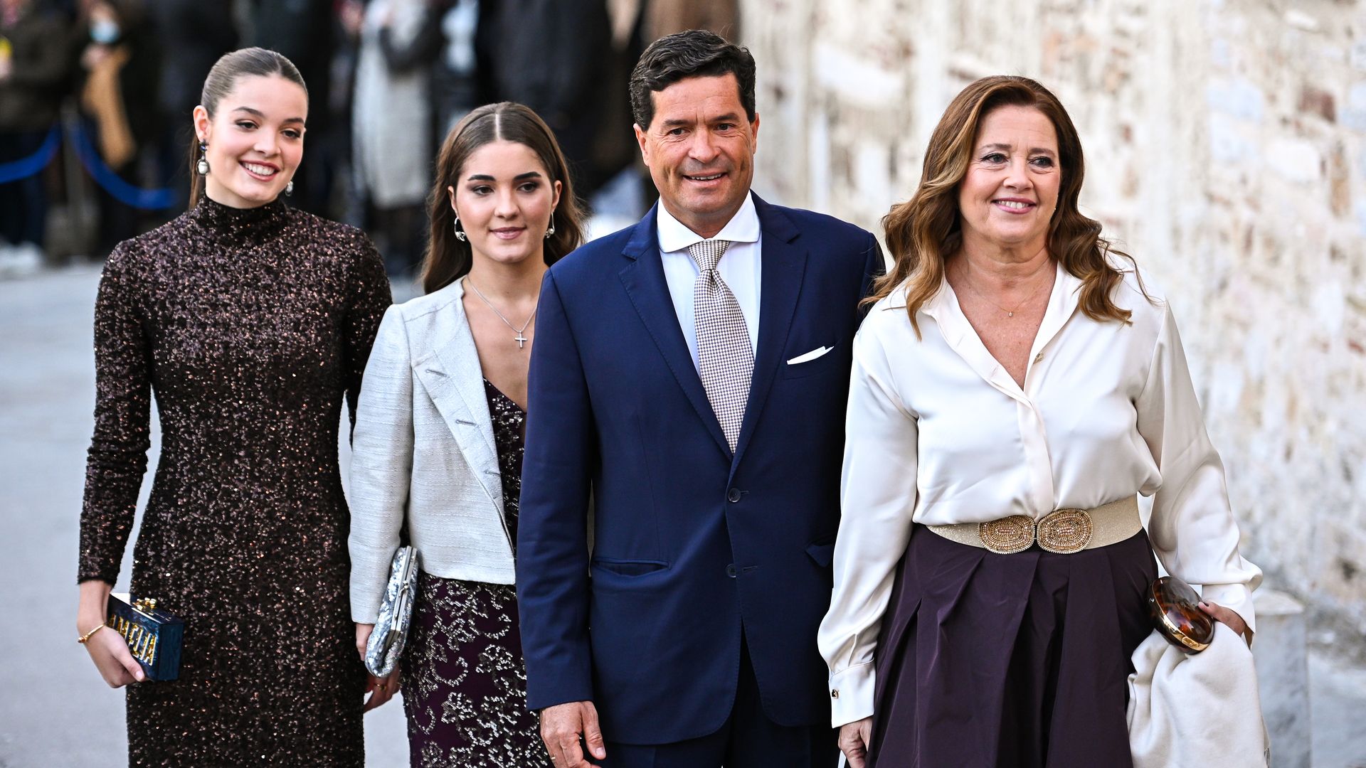 Ana María Morales y su hermana Arrietta con sus padres en una foto de archivo