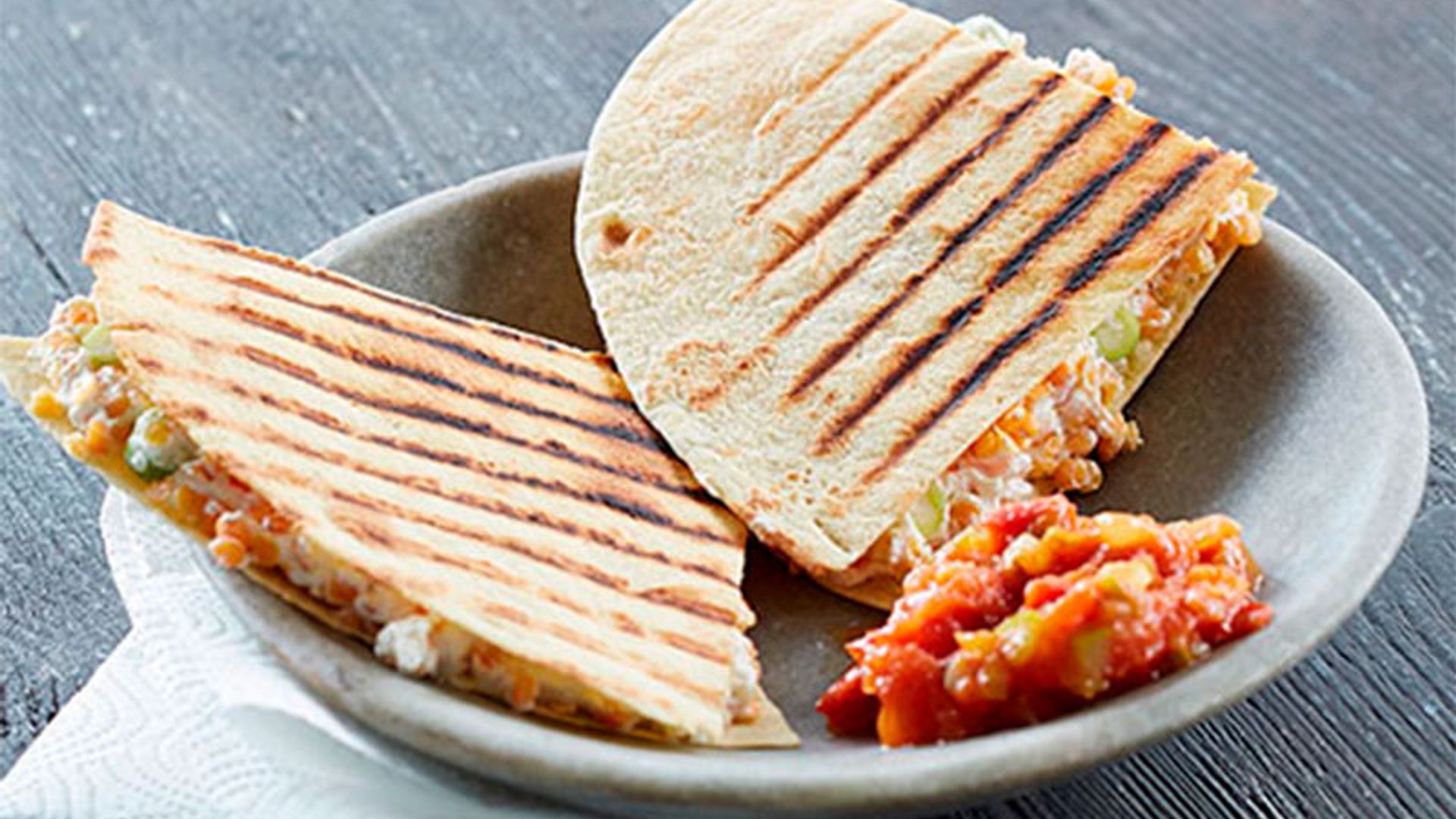 Quesadillas de lentejas con salsa de tomate
