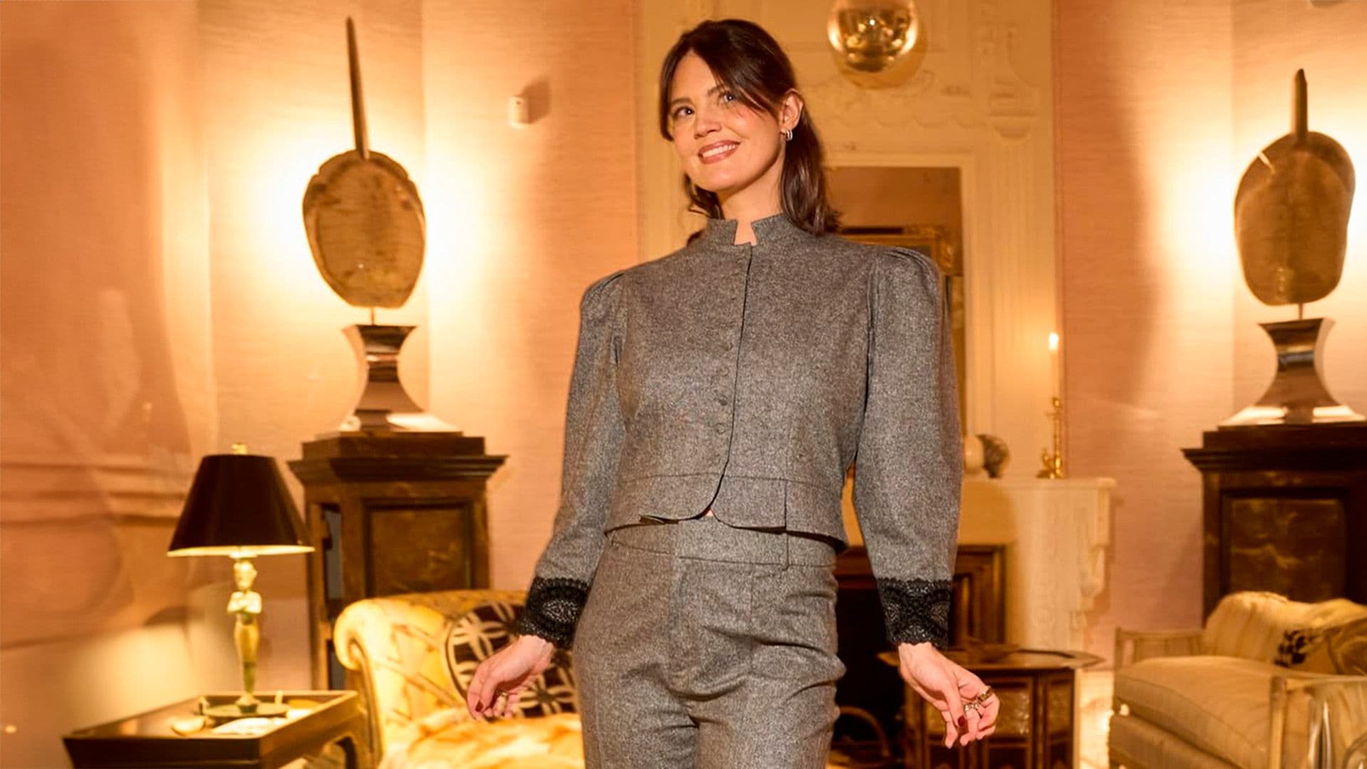 Isabelle Junot durante su segundo embarazo con traje de chaqueta y pantalón