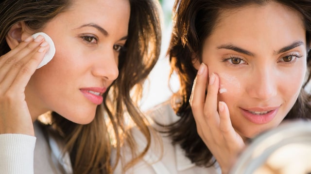 Dos mujeres realizando su rutina de belleza