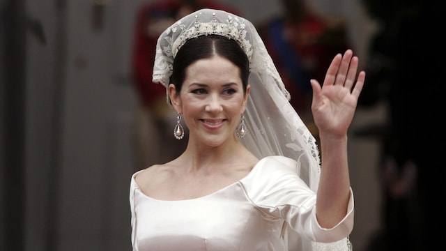 Recordamos el romántico traje nupcial de Mary de Dinamarca 20 años después