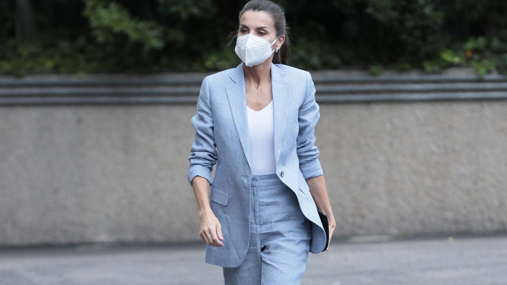 La Reina tarda un año en estrenar el traje de lino azul que es perfecto para verano