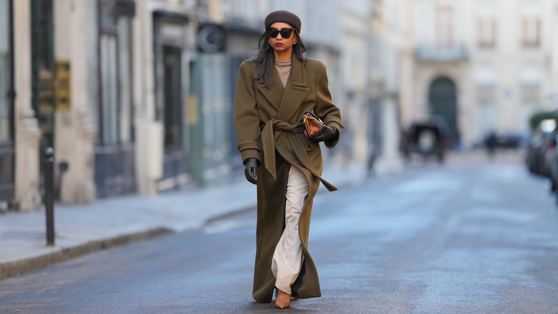 Emilie Joseph con abrigo verde cruzado, pantalón beis y boina en París